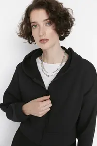 TRENDYOLMİLLA Black Basic Zippered Hooded Crop Thick Fleece Lined Knitting Sweatshirt - Image 2