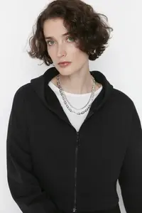 TRENDYOLMİLLA Black Basic Zippered Hooded Crop Thick Fleece Lined Knitting Sweatshirt - Image 3