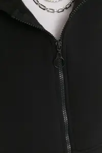 TRENDYOLMİLLA Black Basic Zippered Hooded Crop Thick Fleece Lined Knitting Sweatshirt - Image 4