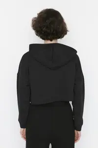 TRENDYOLMİLLA Black Basic Zippered Hooded Crop Thick Fleece Lined Knitting Sweatshirt - Image 5