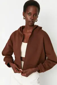 TRENDYOLMİLLA Brown Zippered Hooded Casual Cut Crop Thick Fleece Lined Knitting Sweatshirt - Image 4