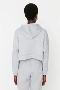 TRENDYOLMİLLA Gray Basic Zippered Hooded Crop Thick Fleece Lined Knitting Sweatshirt - Image 5