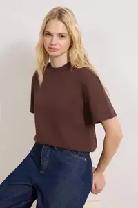 TRENDYOLMİLLA Dark Brown 100% Cotton Basic Regular/Normal Pattern Dog collar Knitting T-Shirt - Image 2