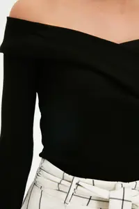 TRENDYOLMİLLA Black Carmen Collar Ribbed Bottom snaps Flexible Knitting Bodysuit .D.0053 - Image 4
