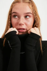 TRENDYOLMİLLA Black Fitted Turtleneck with Finger Detail Ribbed Flexible Knitting Blouse - Image 3