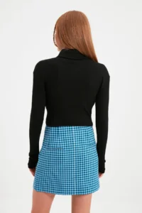 TRENDYOLMİLLA Black Fitted Turtleneck with Finger Detail Ribbed Flexible Knitting Blouse - Image 4