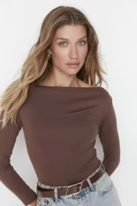 TRENDYOLMİLLA Brown Fitted Long Sleeve Boat Neck Viscous Flexible Knitting Blouse - Image 2