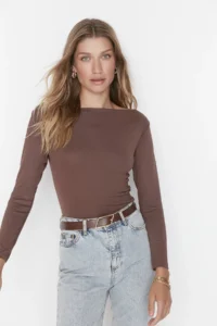TRENDYOLMİLLA Brown Fitted Long Sleeve Boat Neck Viscous Flexible Knitting Blouse - Image 4