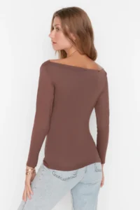 TRENDYOLMİLLA Brown Fitted Long Sleeve Boat Neck Viscous Flexible Knitting Blouse - Image 5