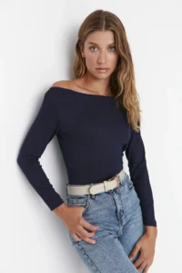 TRENDYOLMİLLA Navy Blue Fitted Long Sleeve Boat Neck Viscous Flexible Knitting Blouse