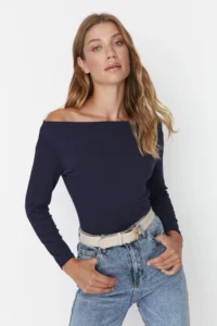 TRENDYOLMİLLA Navy Blue Fitted Long Sleeve Boat Neck Viscous Flexible Knitting Blouse - Image 3