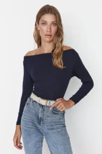 TRENDYOLMİLLA Navy Blue Fitted Long Sleeve Boat Neck Viscous Flexible Knitting Blouse - Image 4