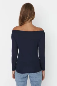 TRENDYOLMİLLA Navy Blue Fitted Long Sleeve Boat Neck Viscous Flexible Knitting Blouse - Image 5