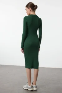 TRENDYOLMİLLA Emerald Green Fitted Slit Crew Neck Midi Ribbed Flexible Knitting Dress - Image 5
