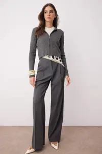 TRENDYOLMİLLA Anthracite Crop Zippered Knitwear Cardigan - Image 2