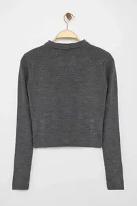 TRENDYOLMİLLA Anthracite Crop Zippered Knitwear Cardigan - Image 6