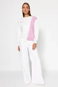 TRENDYOLMİLLA White Printed Basic Knitting Sweatshirt - Image 3
