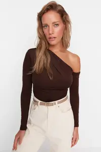 TRENDYOLMİLLA Brown Asymmetric Yaka Long Sleeve Flexible snaps Knitting Bodysuit .D.0080