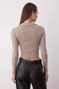 TRENDYOLMİLLA Dark Mink Button Detailed Fitted Crop Polo Shirt Collar Ribbed Flexible Knitting Blouse - Image 4