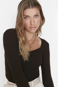 TRENDYOLMİLLA Brown Stitching Detailed Fitted Crop Ribbed Flexible Knitting Blouse - Image 2