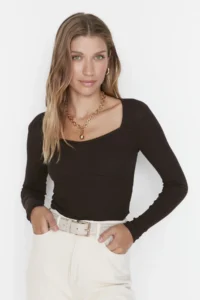 TRENDYOLMİLLA Brown Stitching Detailed Fitted Crop Ribbed Flexible Knitting Blouse - Image 3