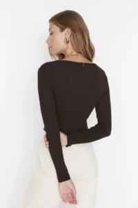 TRENDYOLMİLLA Brown Stitching Detailed Fitted Crop Ribbed Flexible Knitting Blouse - Image 5