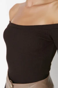 TRENDYOLMİLLA Brown Carmen Collar Choker Detailed Fitted Crop Ribbed Knitting Blouse - Image 2