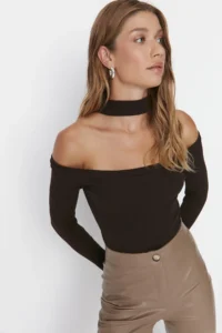 TRENDYOLMİLLA Brown Carmen Collar Choker Detailed Fitted Crop Ribbed Knitting Blouse - Image 4