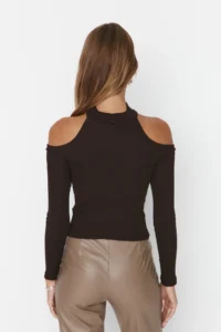TRENDYOLMİLLA Brown Carmen Collar Choker Detailed Fitted Crop Ribbed Knitting Blouse - Image 5