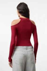 TRENDYOLMİLLA Burgundy Carmen Collar Choker Detailed Fitted Crop Ribbed Knitting Blouse - Image 5