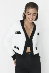 TRENDYOLMİLLA Ecru Hairy/soft Yarn Crop/Short Knitwear Cardigan