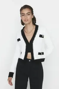 TRENDYOLMİLLA Ecru Hairy/soft Yarn Crop/Short Knitwear Cardigan - Image 2