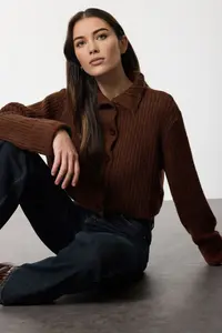TRENDYOLMİLLA Brown Crop Soft textured Dog collar Knitwear Cardigan