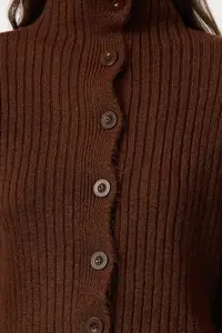TRENDYOLMİLLA Brown Crop Soft textured Dog collar Knitwear Cardigan - Image 4