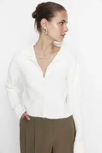 TRENDYOLMİLLA Ecru Crop Soft textured Dog collar Knitwear Cardigan - Image 2