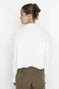 TRENDYOLMİLLA Ecru Crop Soft textured Dog collar Knitwear Cardigan - Image 5