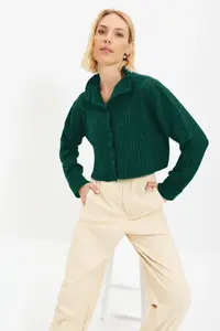 TRENDYOLMİLLA Emerald Green Crop Soft textured Dog collar Knitwear Cardigan - Image 3