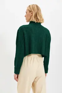 TRENDYOLMİLLA Emerald Green Crop Soft textured Dog collar Knitwear Cardigan - Image 5