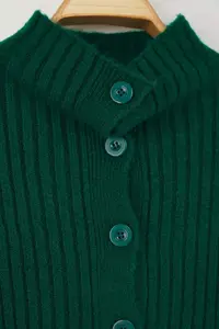 TRENDYOLMİLLA Emerald Green Crop Soft textured Dog collar Knitwear Cardigan - Image 7