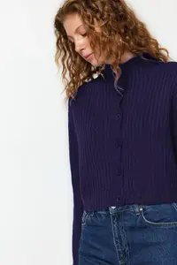 TRENDYOLMİLLA Navy Blue Crop Soft textured Dog collar Knitwear Cardigan - Image 2