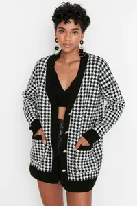 TRENDYOLMİLLA Black Wide Pattern Crowbar Knitwear Cardigan - Image 2