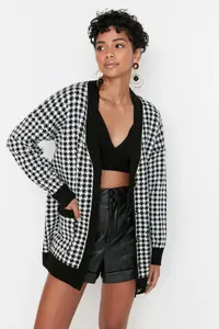 TRENDYOLMİLLA Black Wide Pattern Crowbar Knitwear Cardigan - Image 3