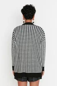 TRENDYOLMİLLA Black Wide Pattern Crowbar Knitwear Cardigan - Image 5