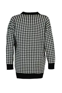 TRENDYOLMİLLA Black Wide Pattern Crowbar Knitwear Cardigan - Image 6