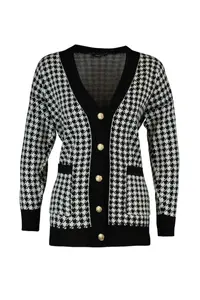 TRENDYOLMİLLA Black Wide Pattern Crowbar Knitwear Cardigan - Image 7