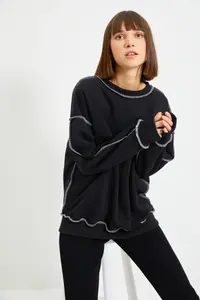TRENDYOLMİLLA Black Oversized/Wide Pattern Square Stitched Thick Fleece Inside Knitting Sweatshirt - Image 2