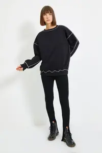 TRENDYOLMİLLA Black Oversized/Wide Pattern Square Stitched Thick Fleece Inside Knitting Sweatshirt - Image 3