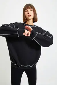 TRENDYOLMİLLA Black Oversized/Wide Pattern Square Stitched Thick Fleece Inside Knitting Sweatshirt - Image 4