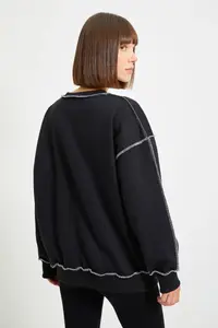 TRENDYOLMİLLA Black Oversized/Wide Pattern Square Stitched Thick Fleece Inside Knitting Sweatshirt - Image 5