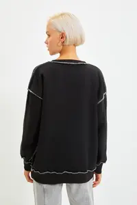 TRENDYOLMİLLA Black Oversized/Wide Pattern Square Stitched Thick Fleece Inside Knitting Sweatshirt - Image 8